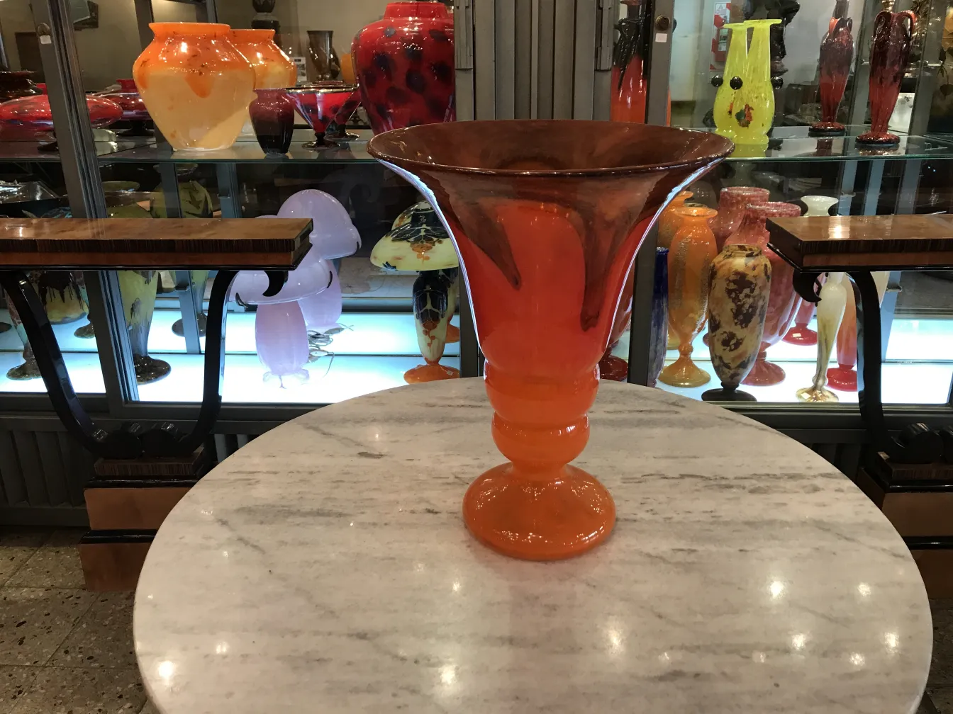 Vaso decorativo arancione e trasparente, vetro firmato antico.