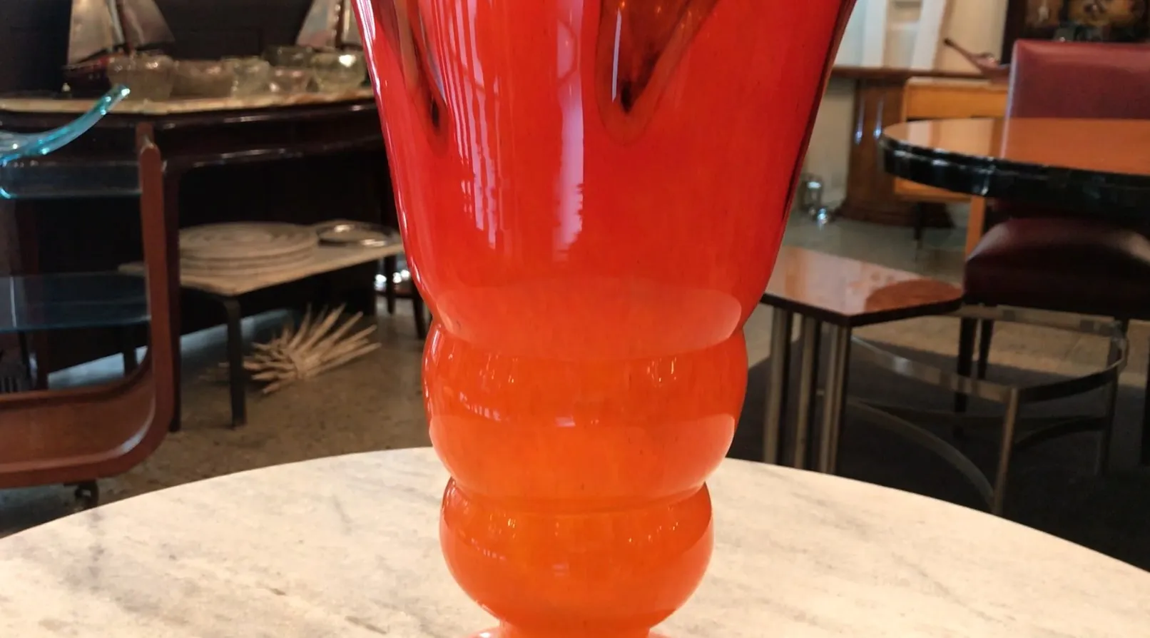Antikes signiertes Glas von Schneider in Rot und Orange, mit auffälligem Design.