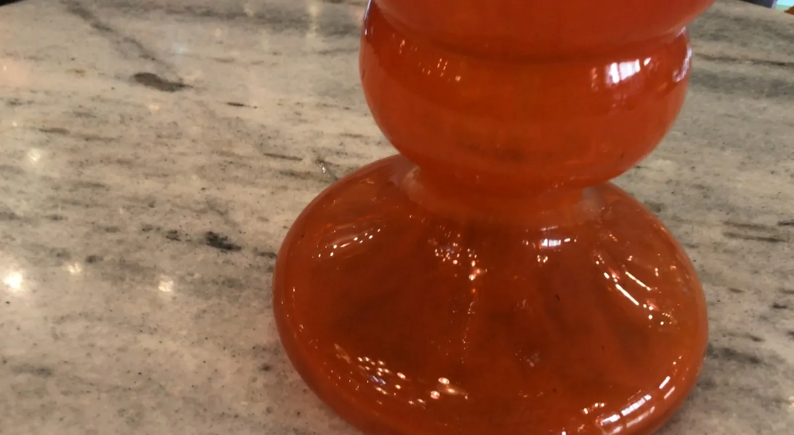Elegantes orange signiertes Glas, ein antikes Stück
