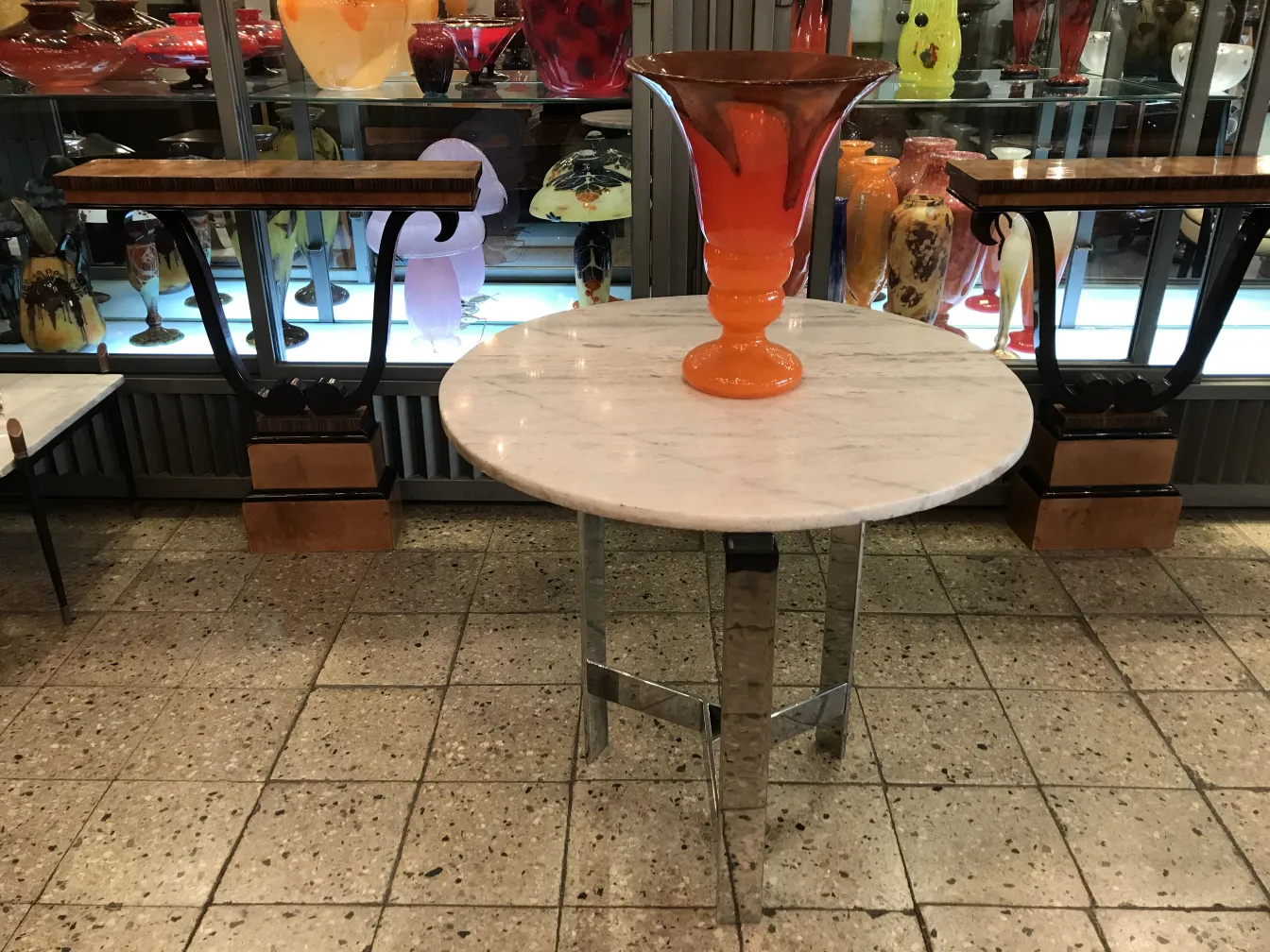 Vaso de vidrio naranja sobre mesa, antigüedad decorativa