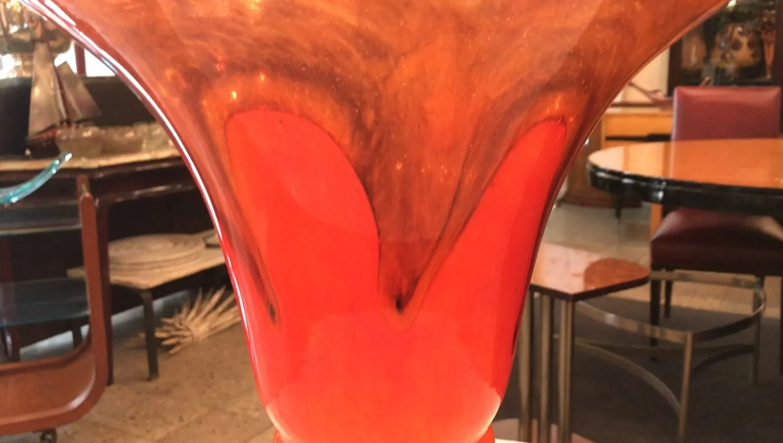 Verre ancien signé Schneider avec fond coloré, élégant et distinctif.