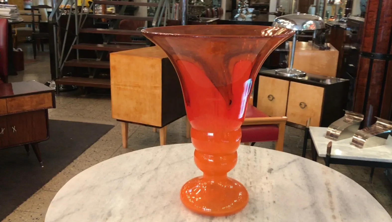 antikes Glas mit Unterschrift von Schneider in einem Vintage-Umfeld