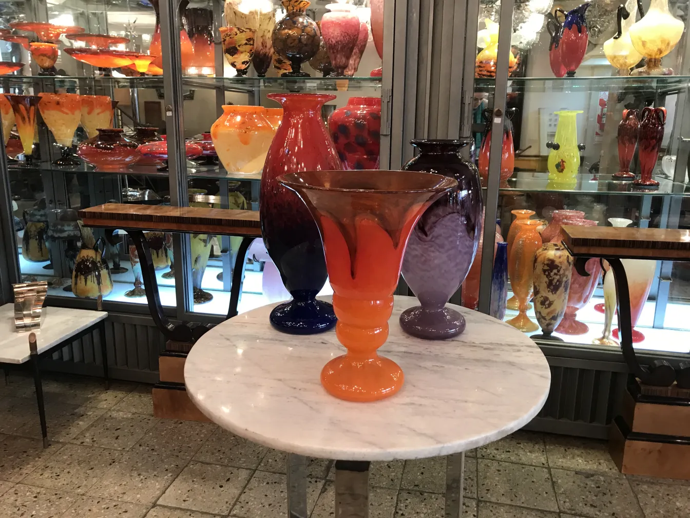 vase in vetro firmato nei toni arancioni e viola