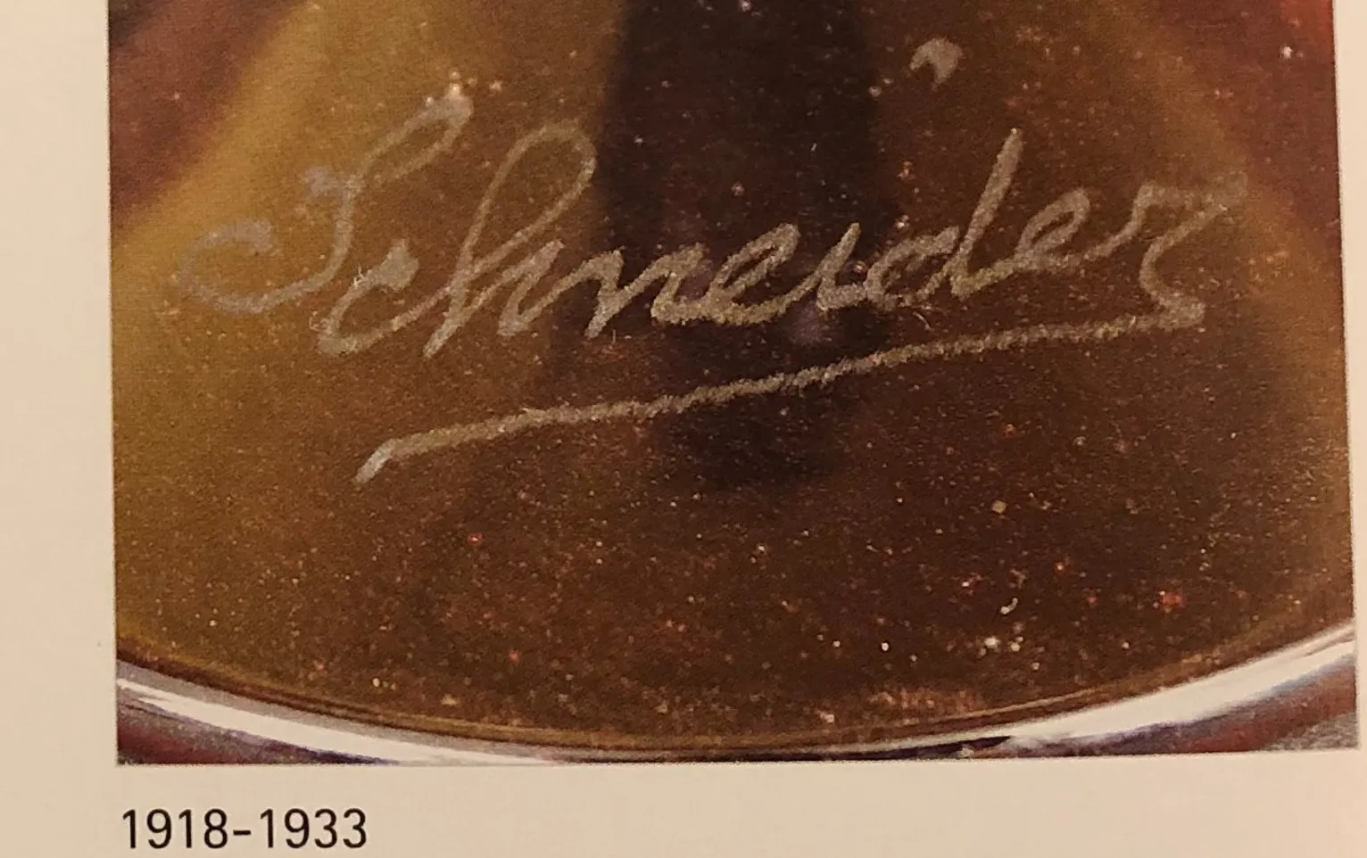 verre avec signature schneider, antiquité remarquable, design élégant