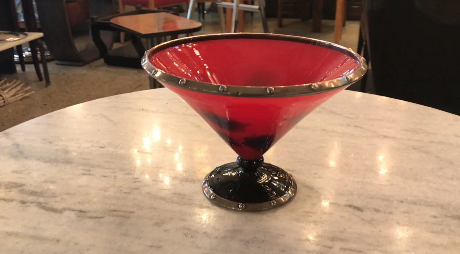 signiertes glas mit metallischem rand, roter farbe und schwarzem sockel