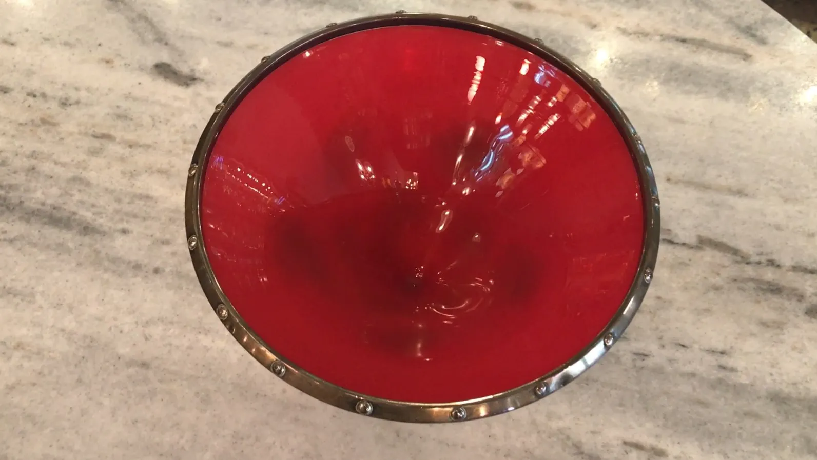 Rote Schüssel mit markantem Design und Metallrand, Antike.