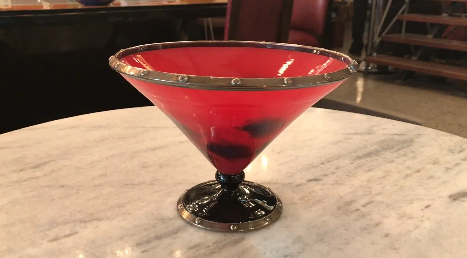 verre antique signé, rouge avec base noire, design élégant