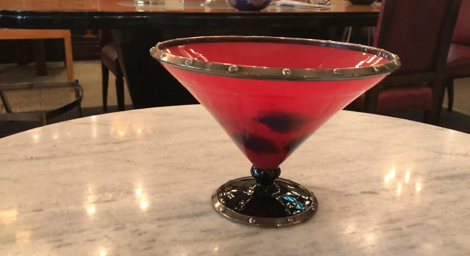 Rotes signiertes Glas Schneider mit schwarzem Fuß