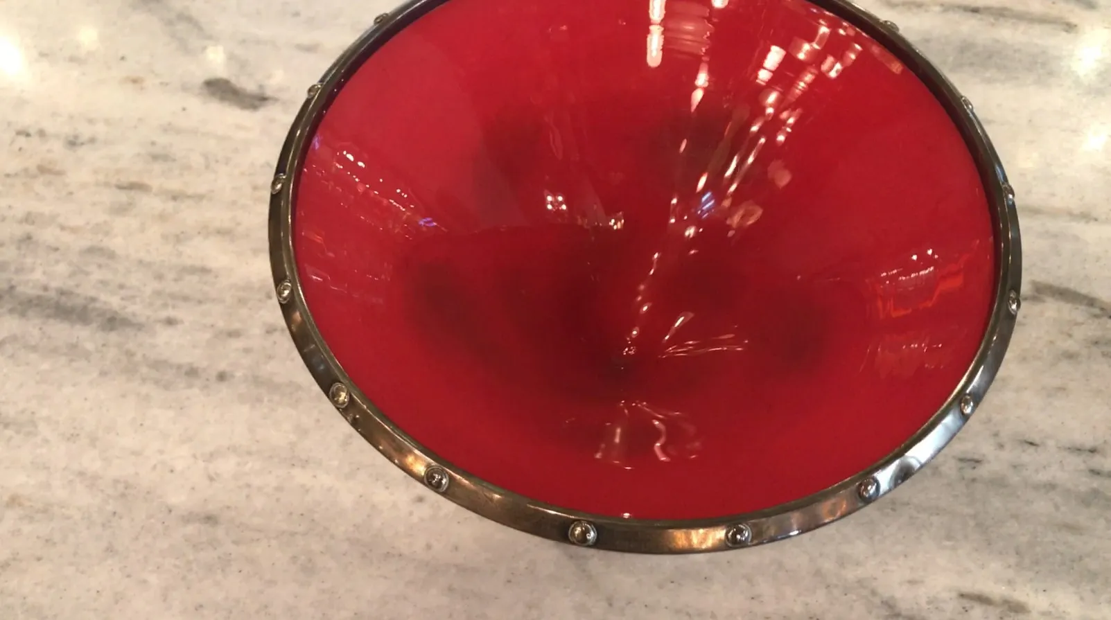 Vidro assinado de cor vermelha com borda dourada decorativa, em estilo antigo.