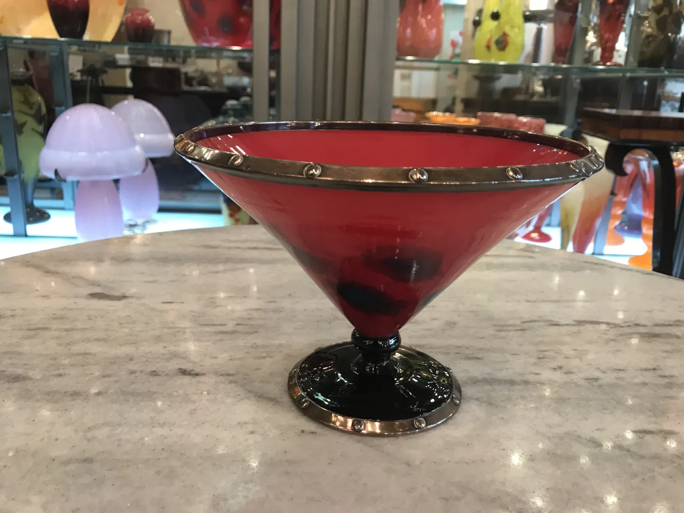 rotes signiertes Glas mit Metallrand, französische Antiquität