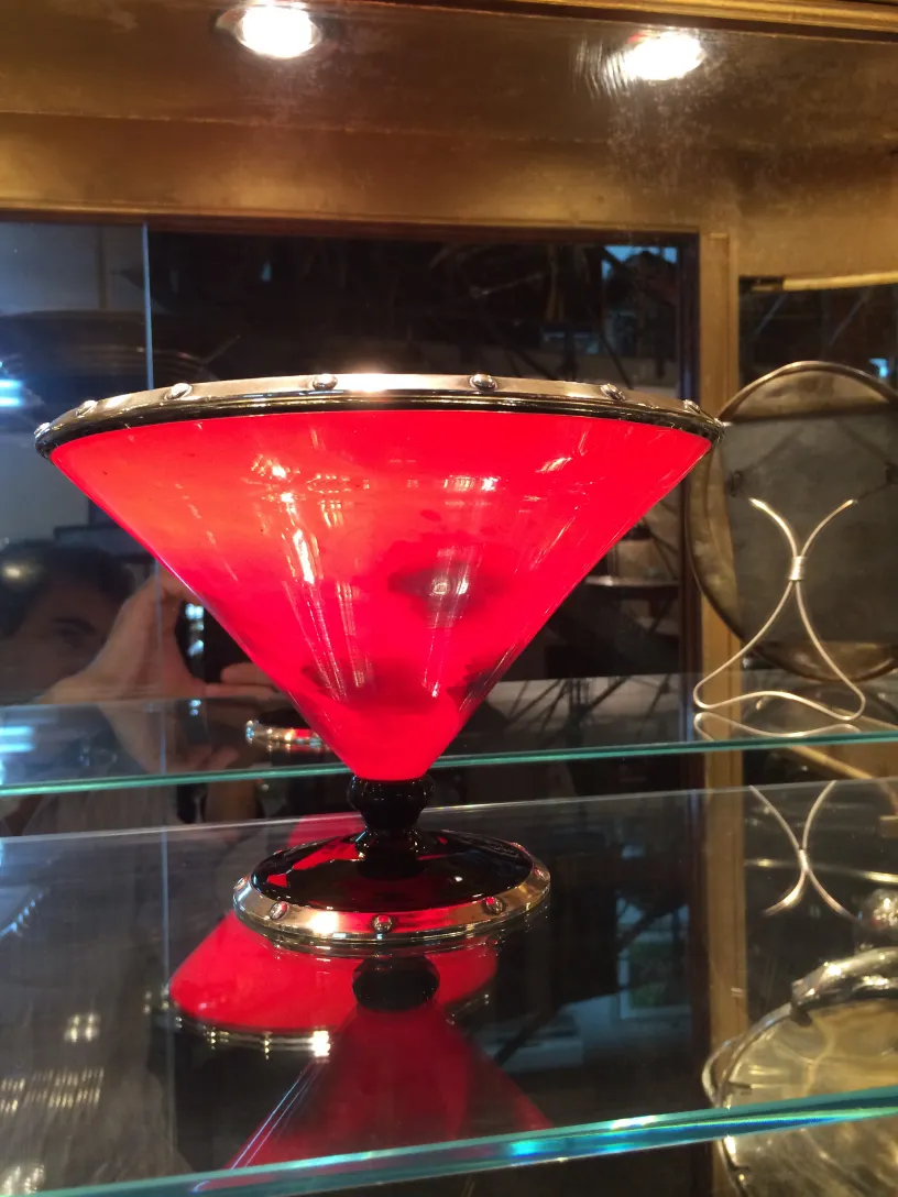 verre ancien avec la signature de Schneider en rouge vif
