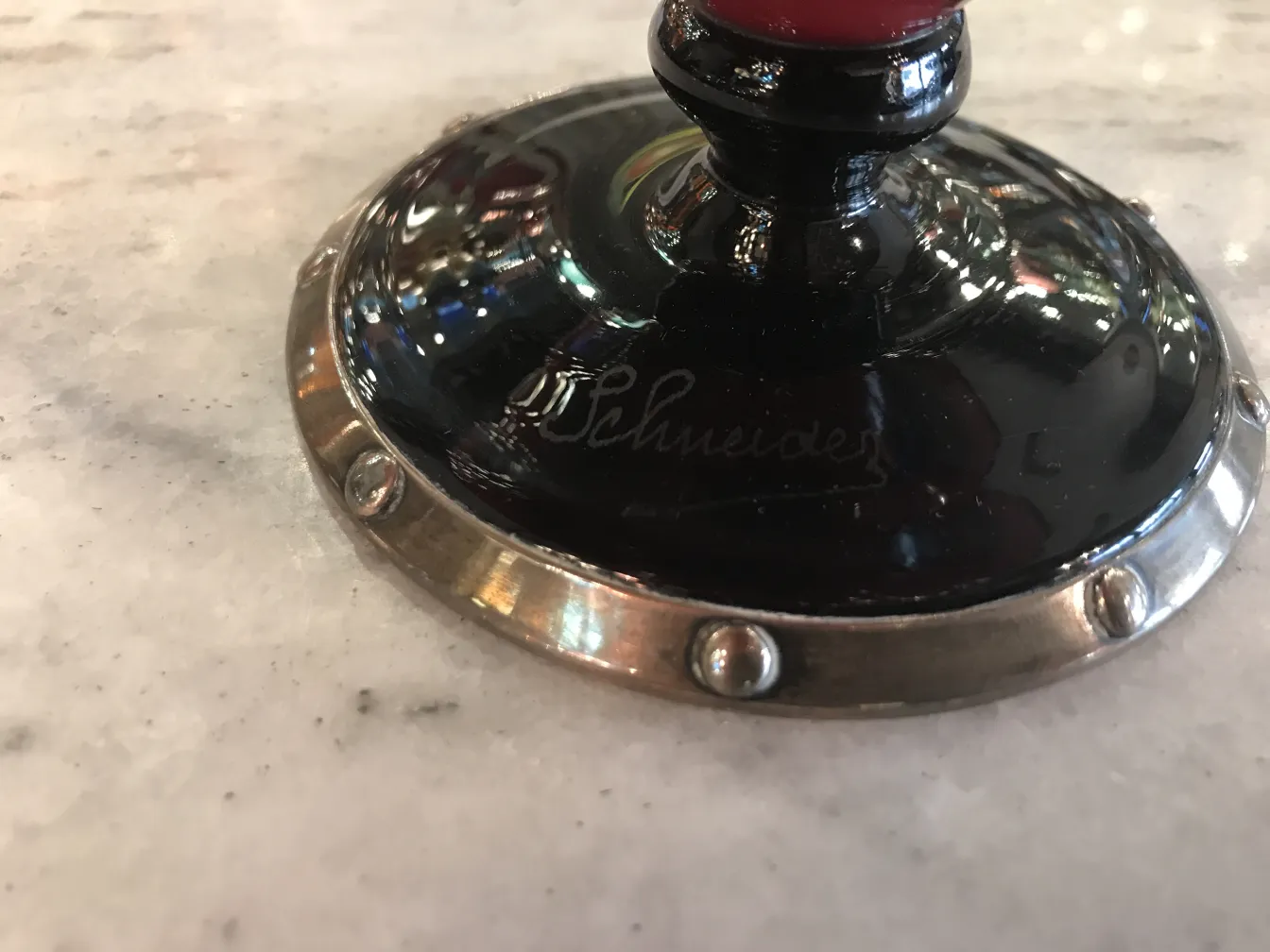 Dekoratives signiertes Glas Schneider mit auffälligen Randdetails.