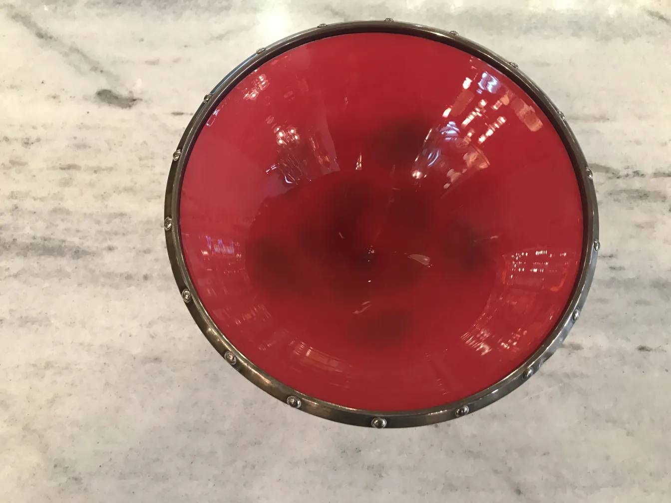 Ciotola rossa con bordo decorativo, vetro firmato antico