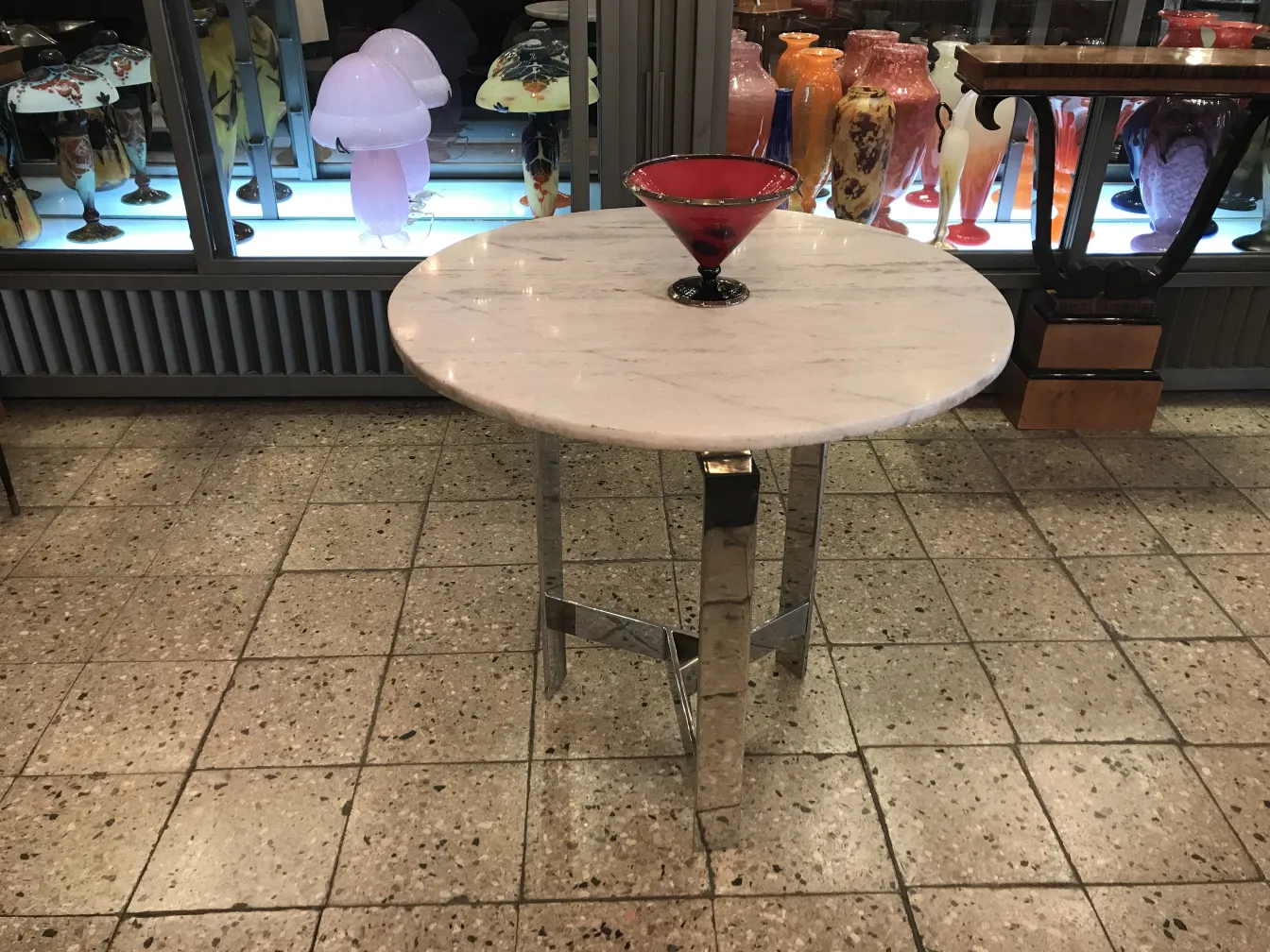 antikes signiertes Glas von Schneider mit dekorativem Hintergrund