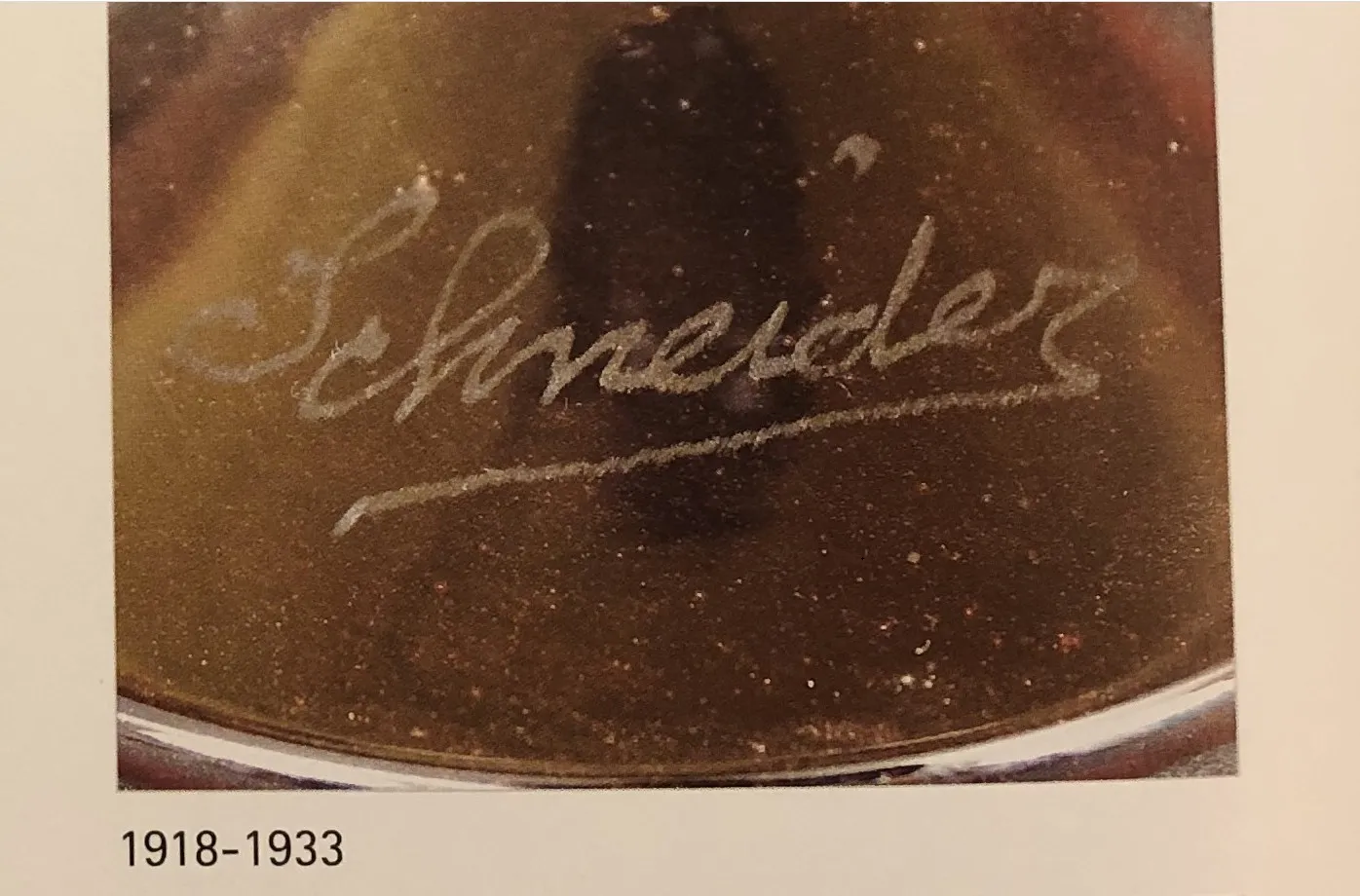 Verre ancien avec la signature de Schneider à la base, design français.