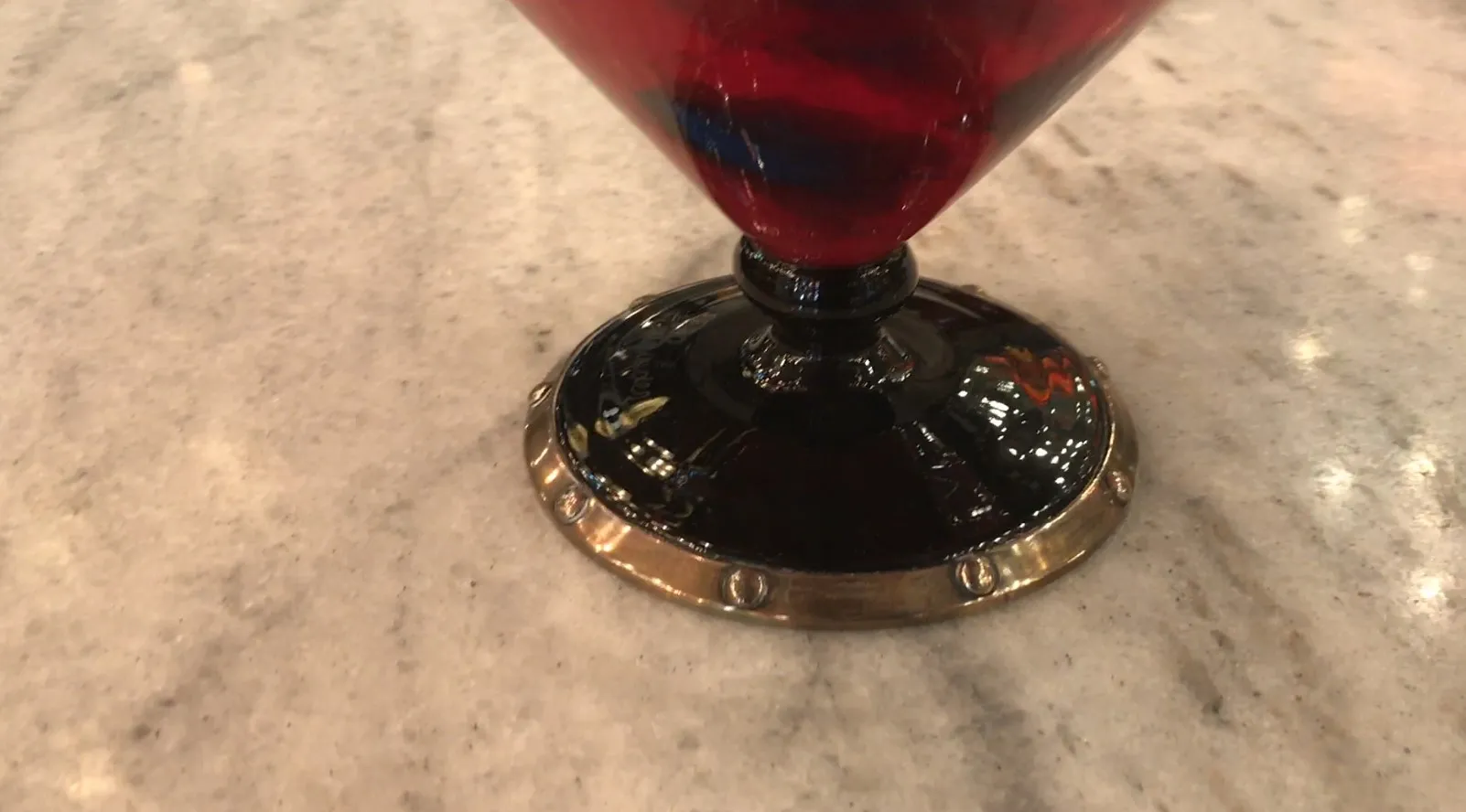 Buntes Glas mit markantem Fuß, antikes Stück