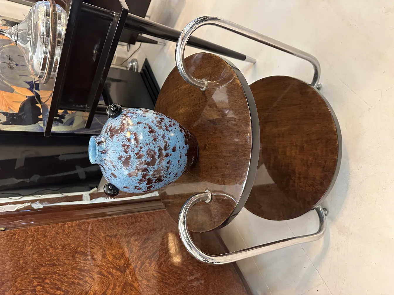 고전 서명된 유리잔(Schneider), 장식적이고 다채로움.