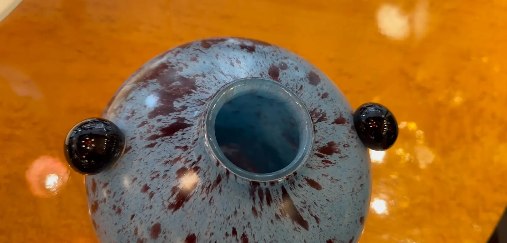 签名玻璃上带有装饰设计和黑色细节