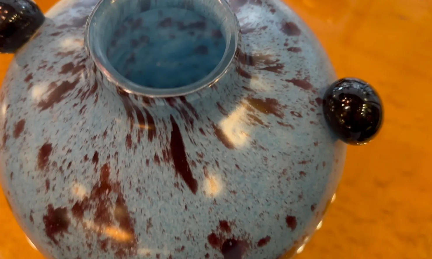 Detalhe de um vidro antigo assinado azul com manchas