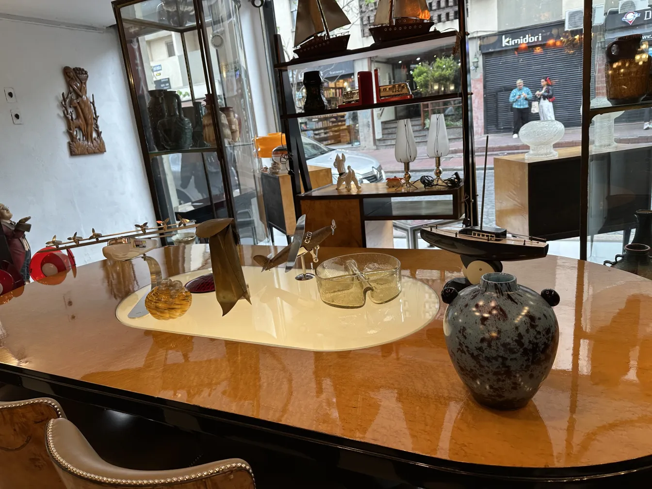 Vetro firmato antico Schneider, decorato con forme uniche in un ambiente accogliente.