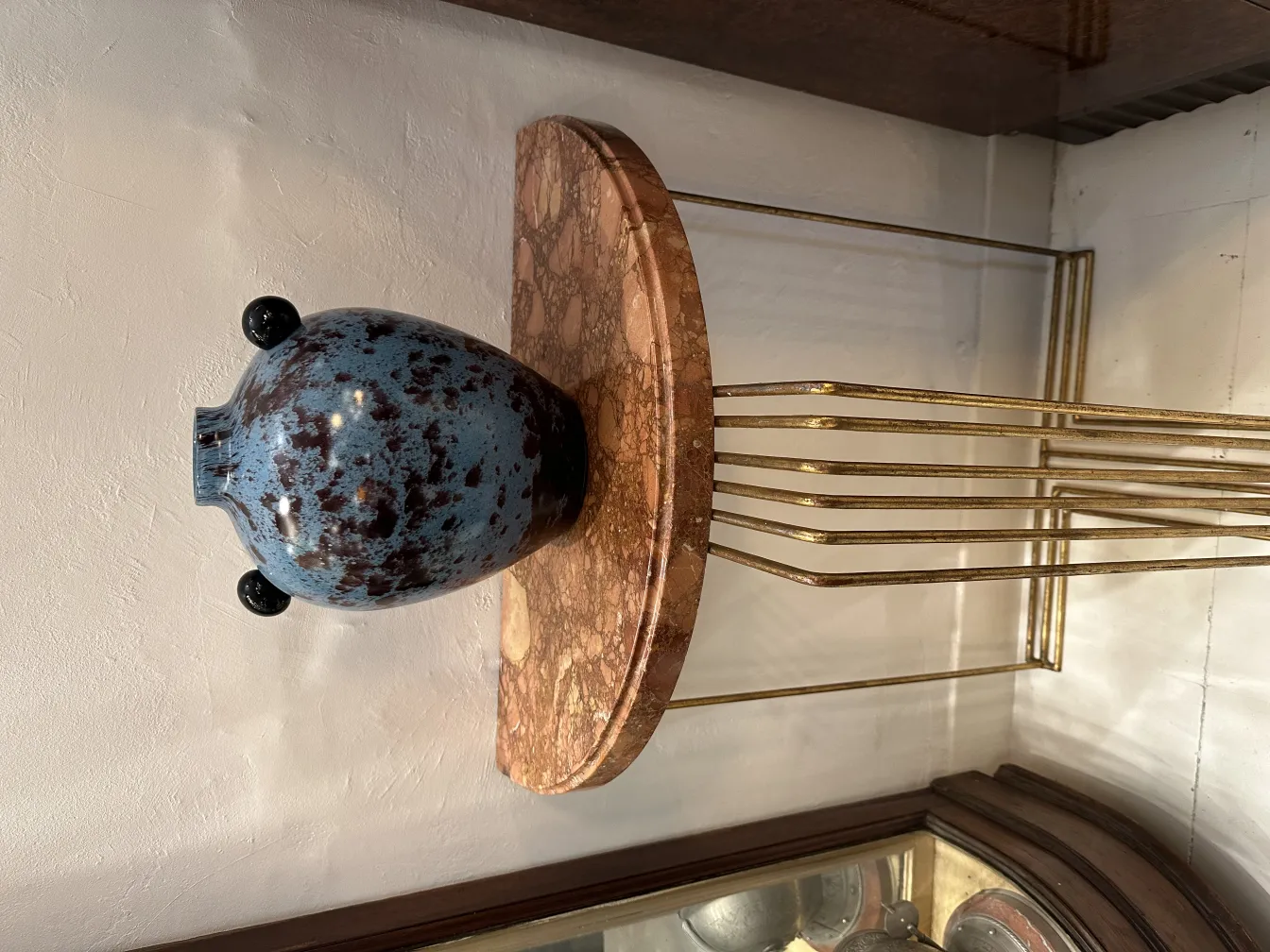 blaue Vase mit dunklen Flecken und runden Griffen