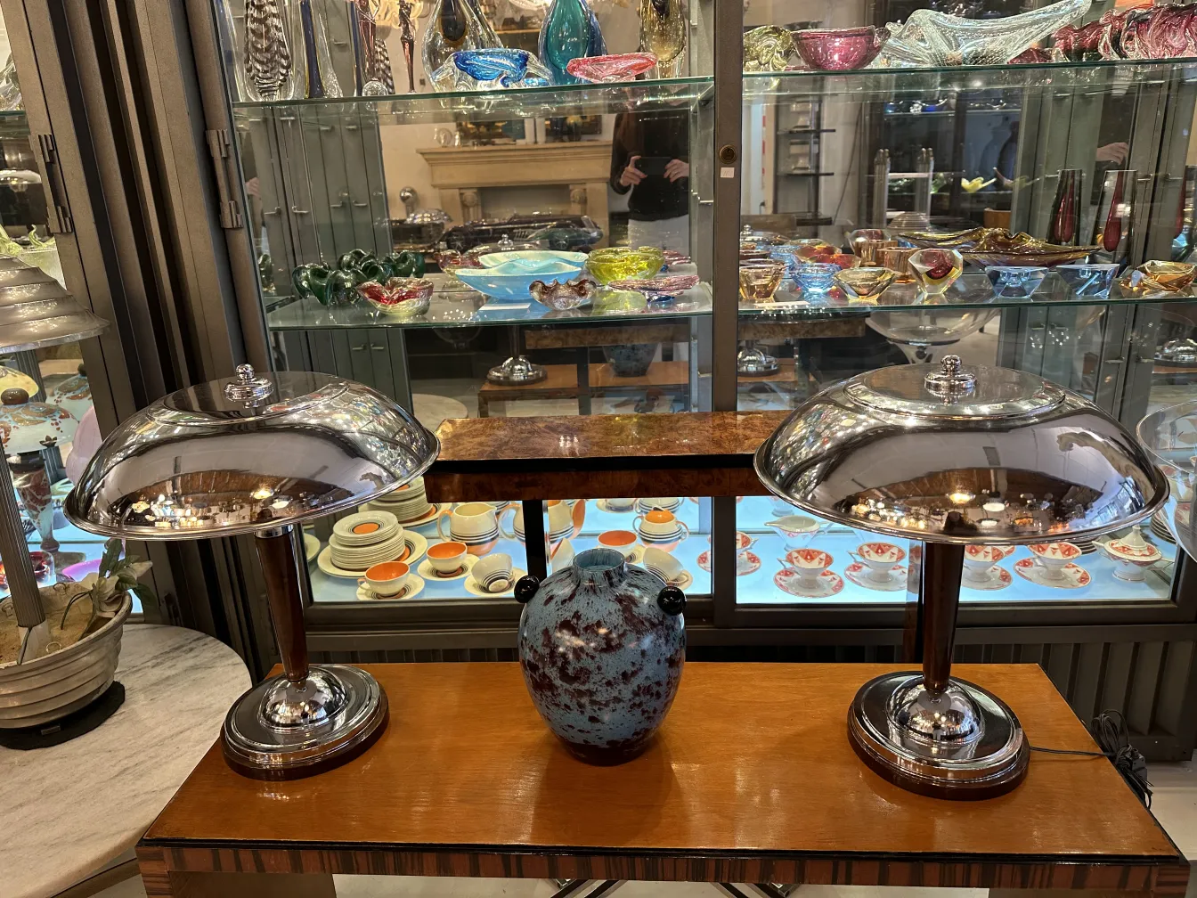 서명된 유리잔(Schneider)의 반짝이는 금속 기반, 앤티크