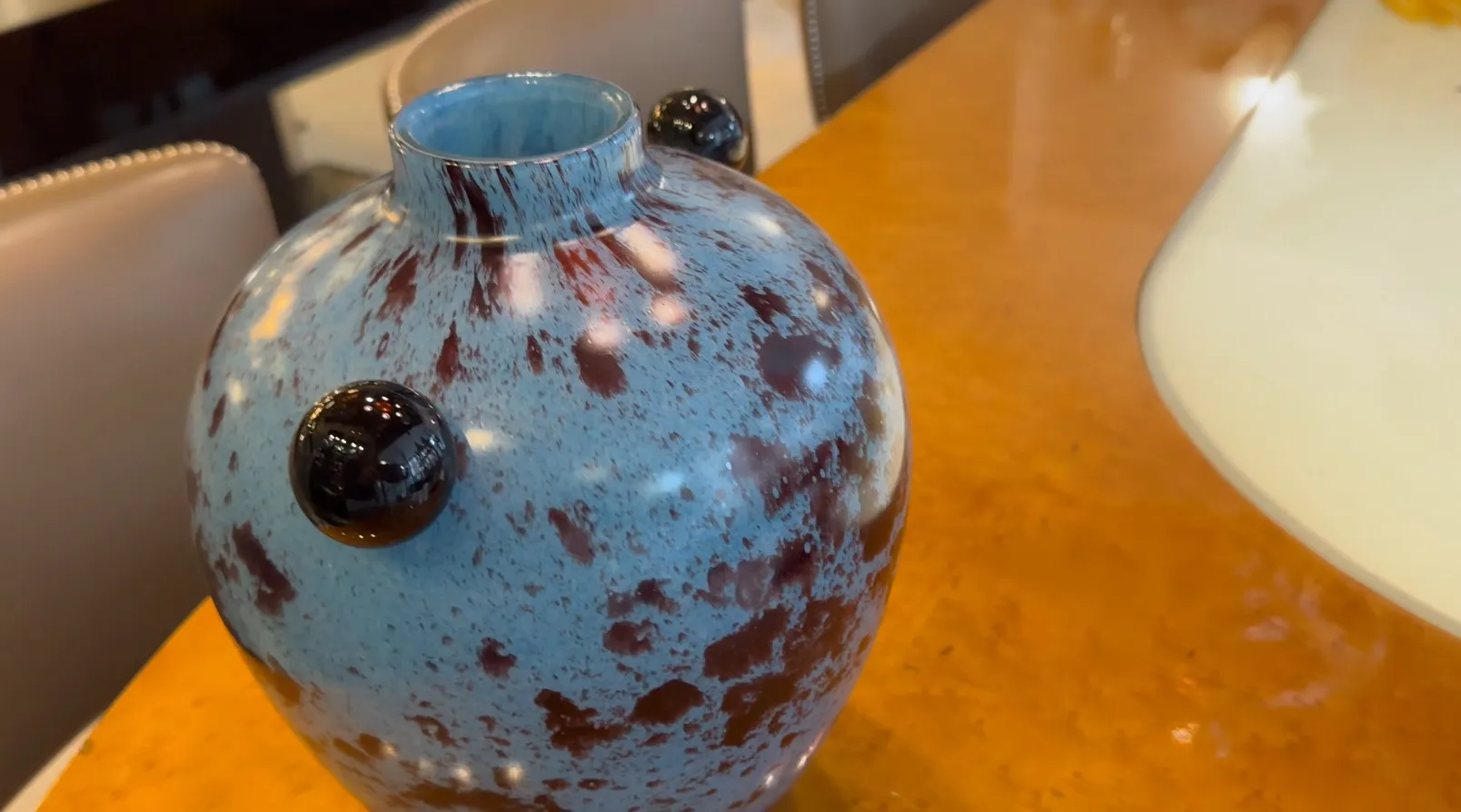 verre décoratif ancien signé en bleu avec des taches