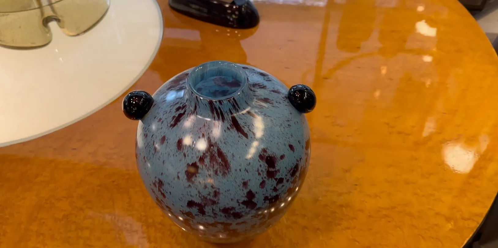 verre signé ancien avec des détails colorés et un design unique