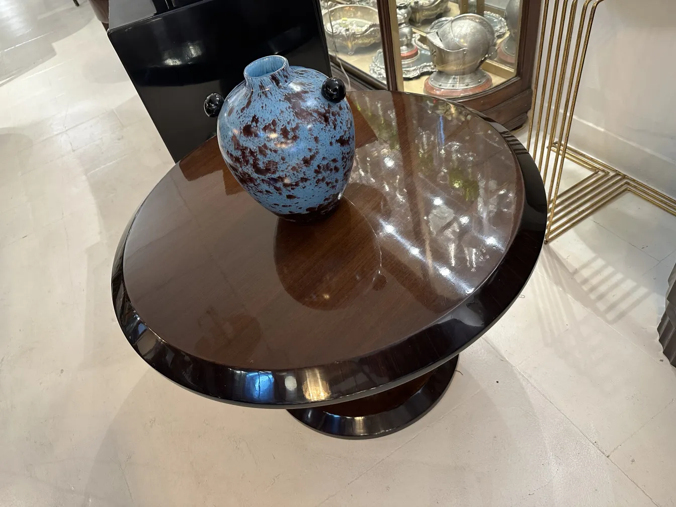 blau vase auf runder tisch, dekorativer hintergrund