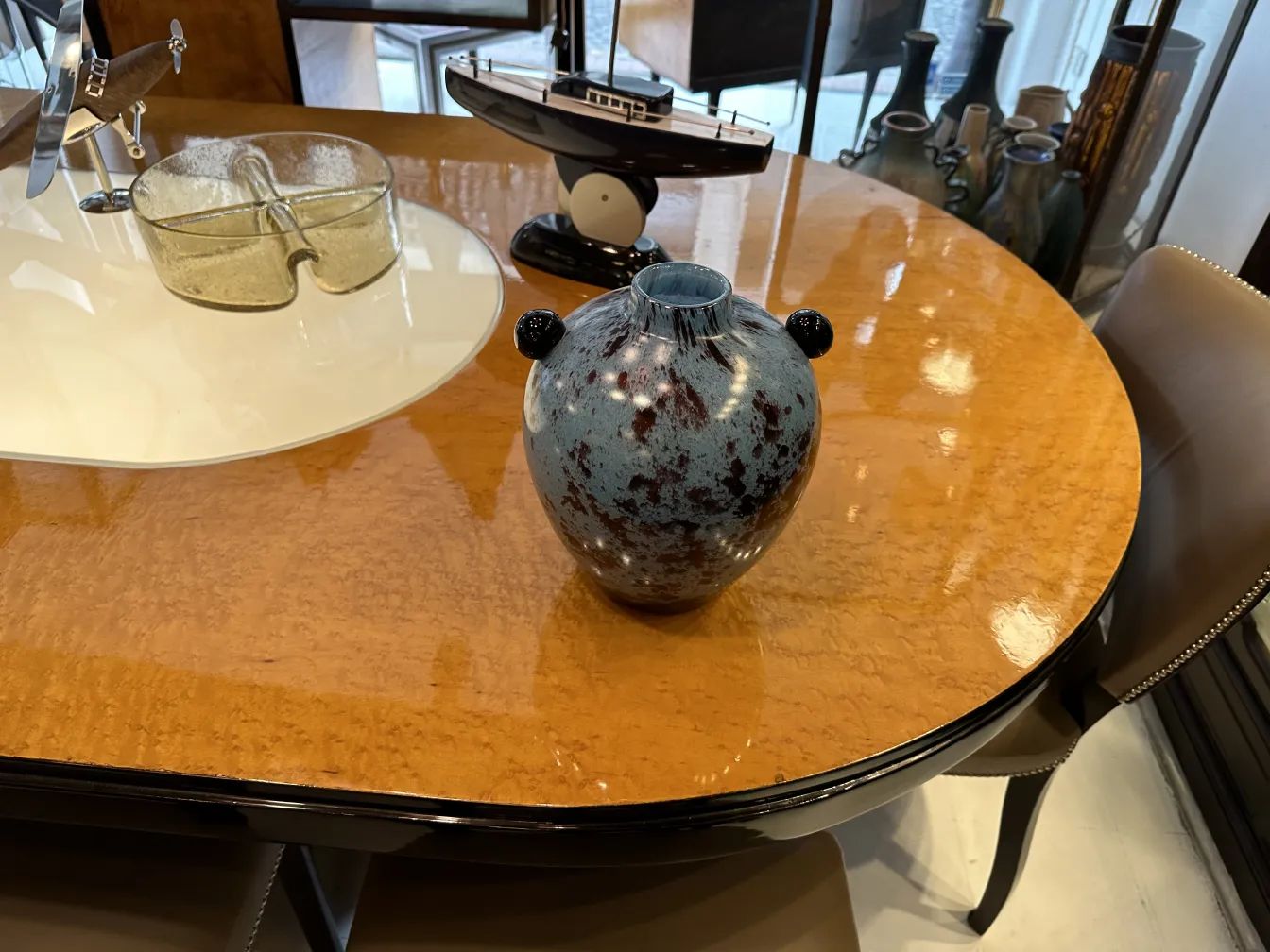 vaso decorativo vetro firmato schneider su tavolo in legno