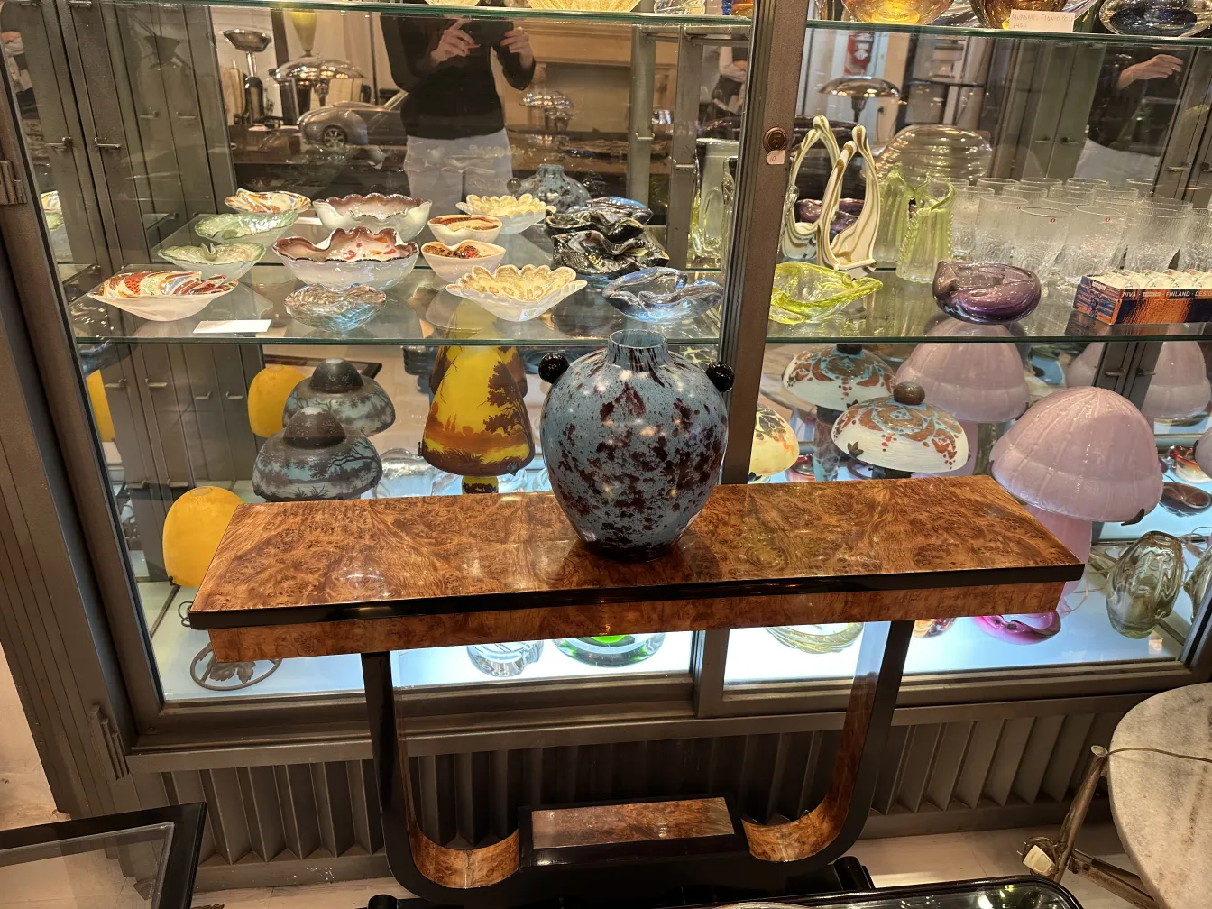 ein elegantes signiertes Glas von Schneider, das mit Antiquitäten ausgestellt ist