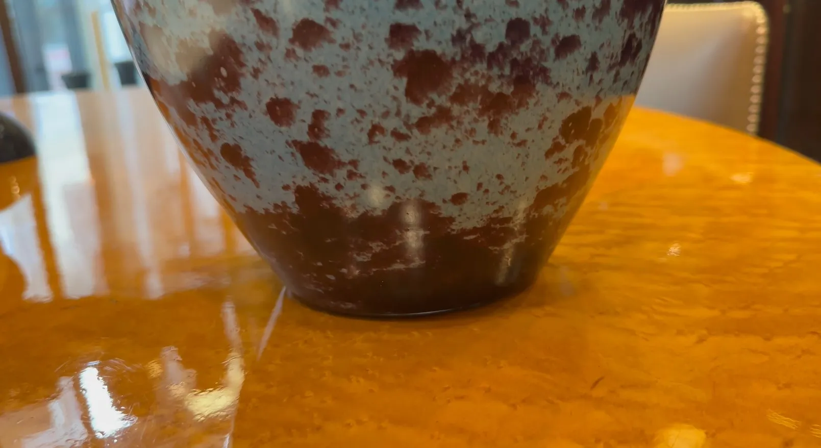 زجاج قديم موقّع من شنايدر مع تفاصيل فريدة.