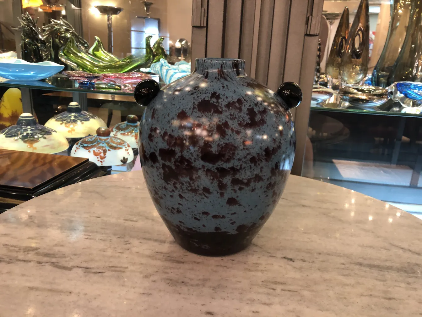 装饰性花瓶，蓝色和棕色调，古董