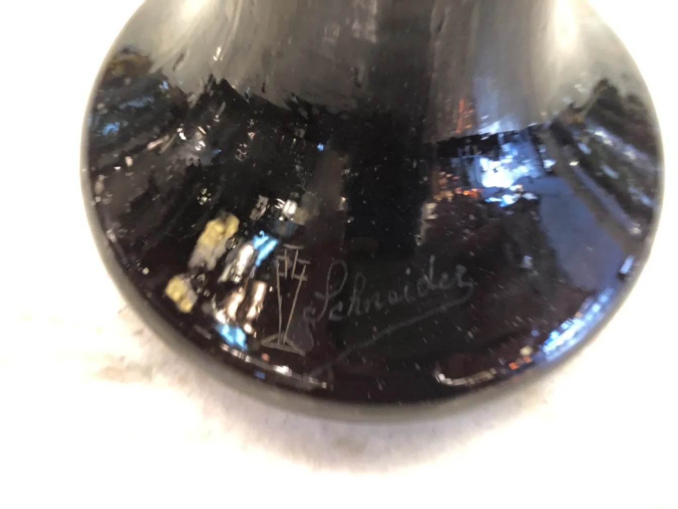 verre signé par schneider en couleur sombre, avec signature visible