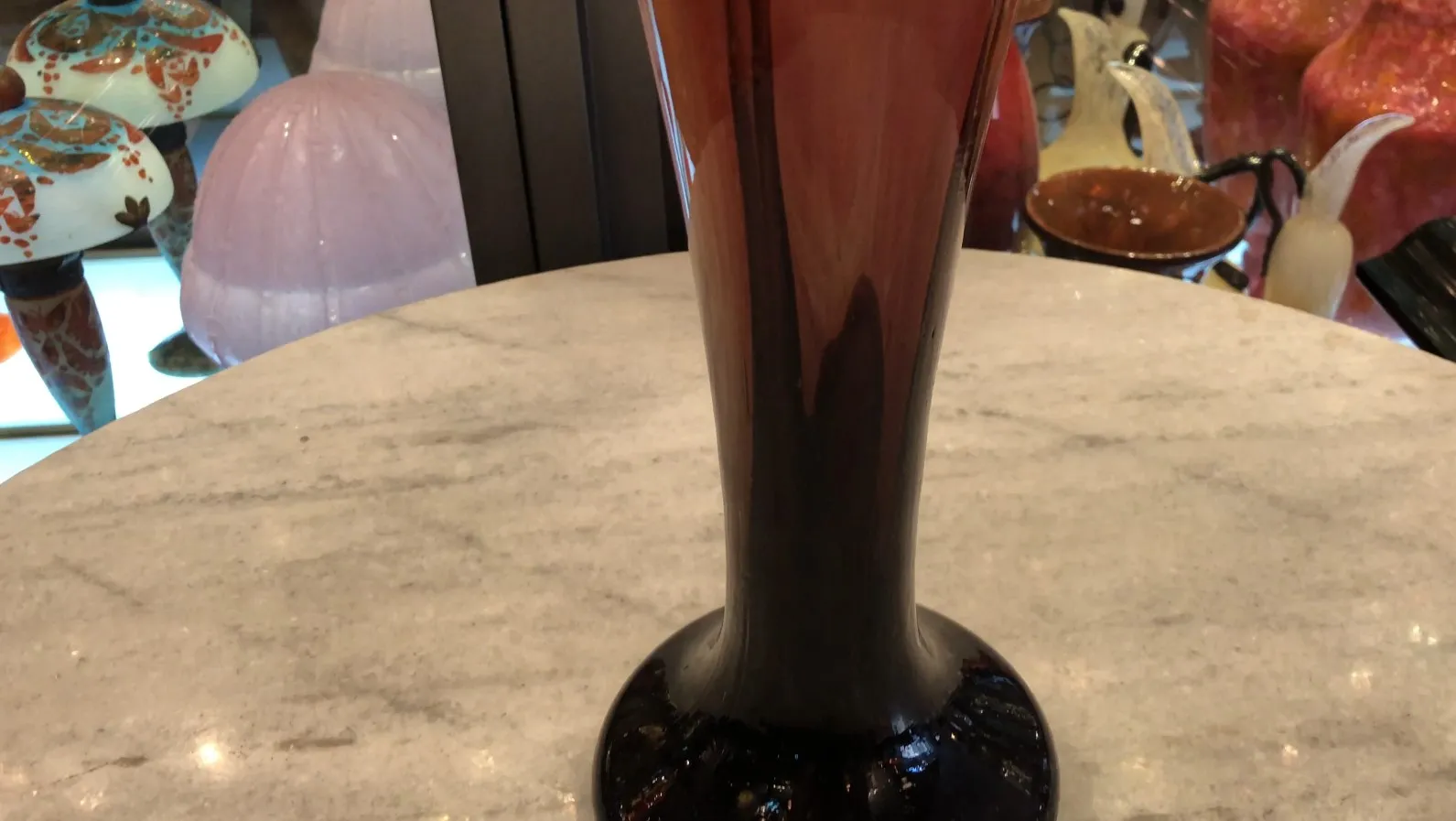 verre signé de forme élégante, ambiance antique