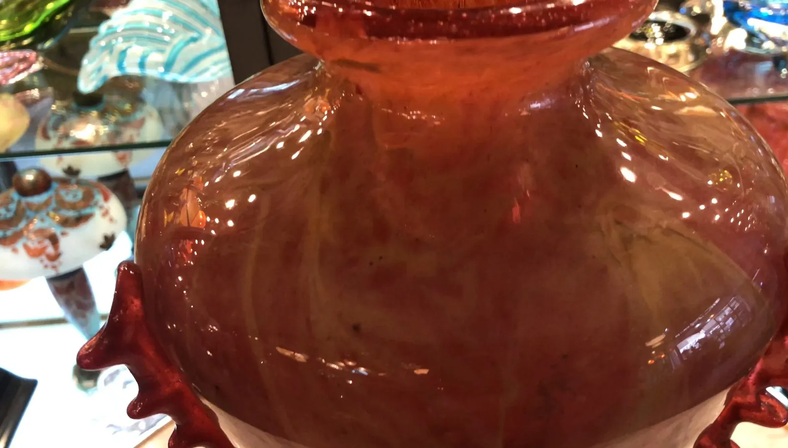 verre signé avec design lumineux et détails décoratifs