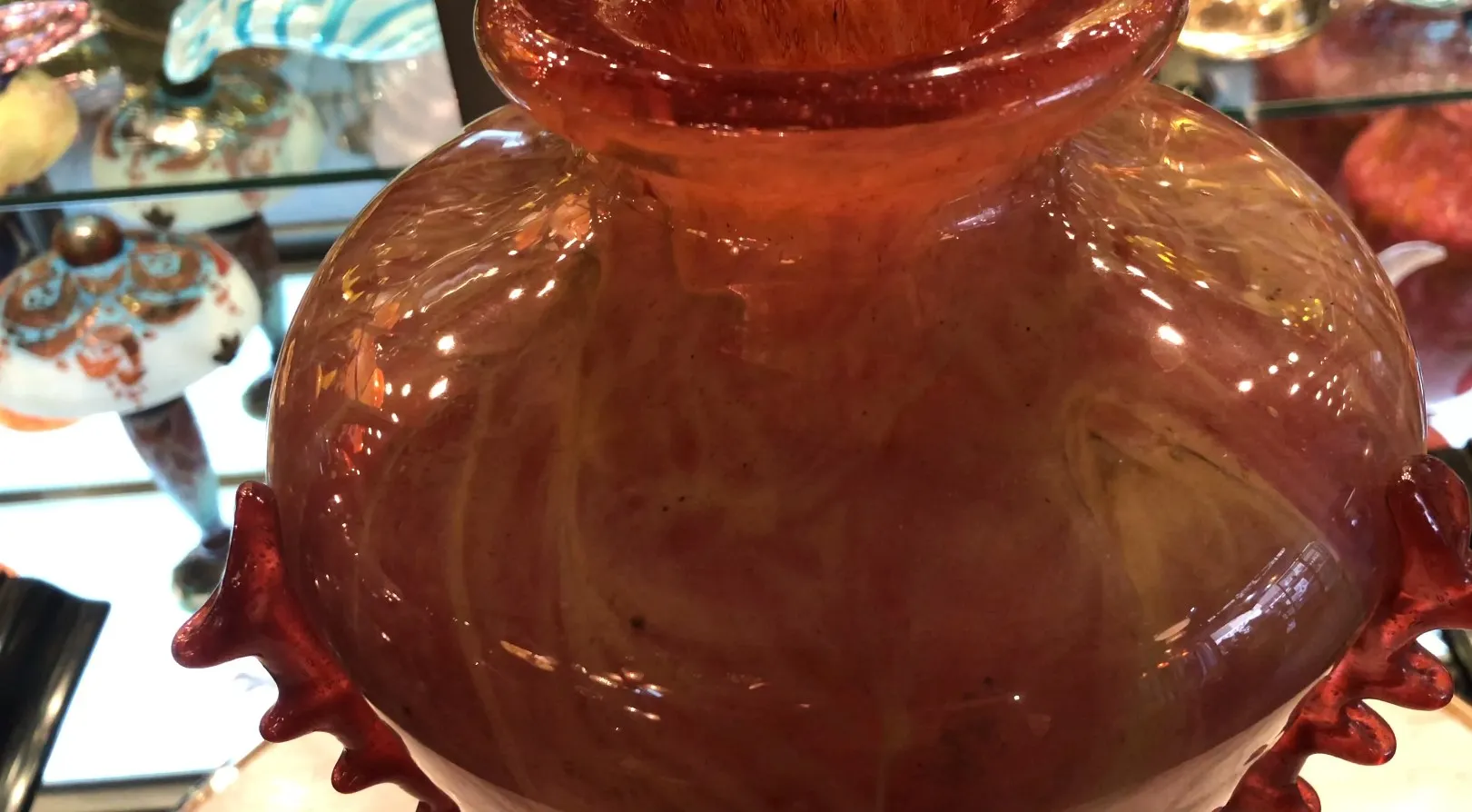 Verre antique de teintes chaudes avec des détails distinctifs de Schneider.