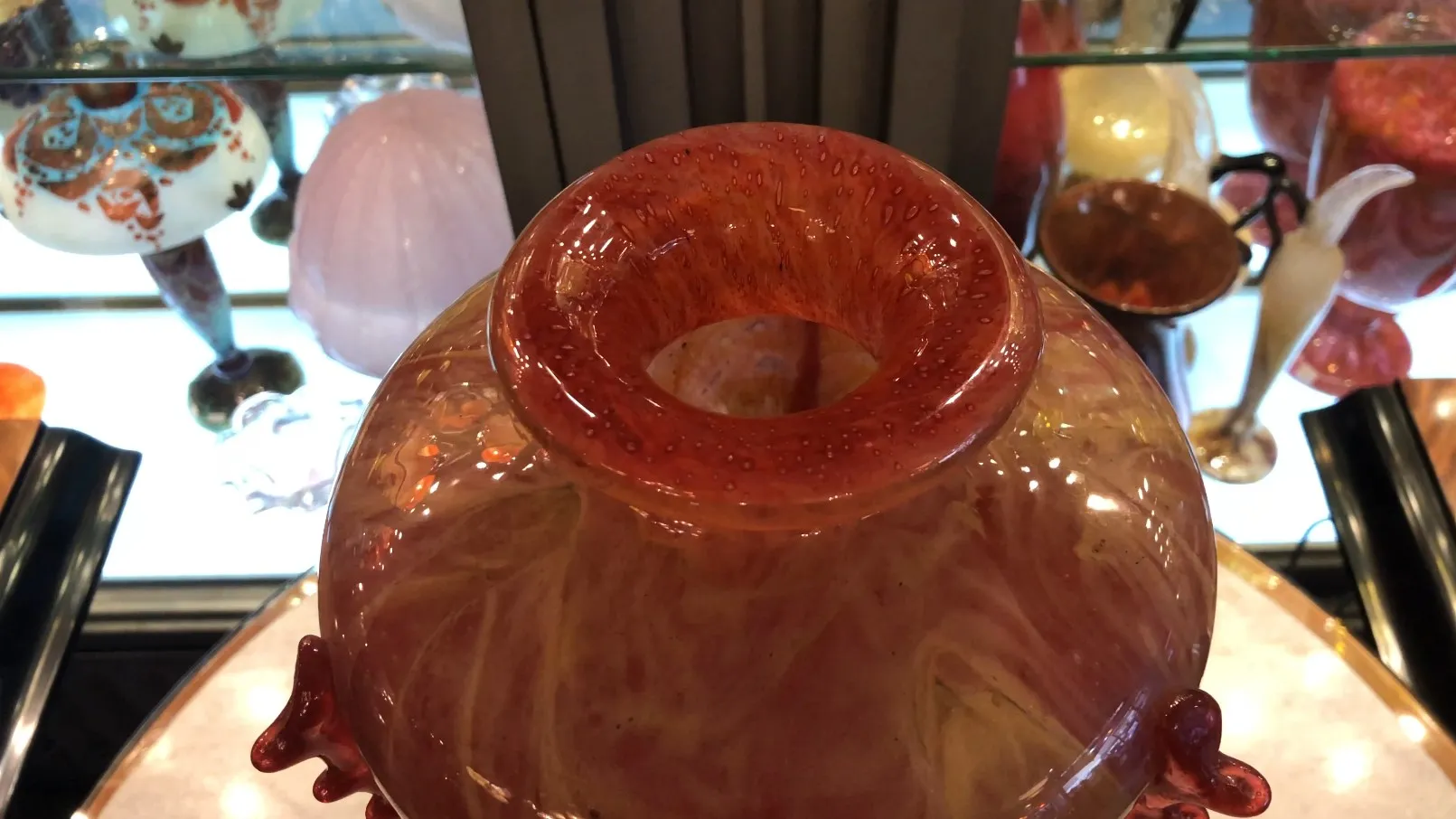 Vidrio firmado Schneider con diseño antiguo y color rojo, entorno decorativo.