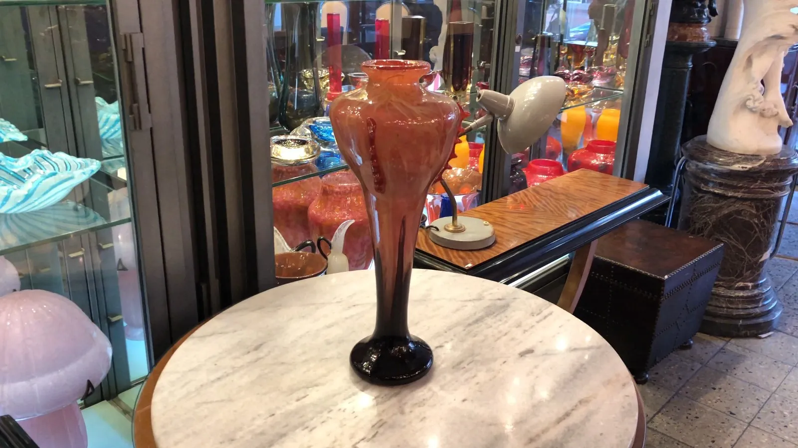 vase en verre ancien signé par Schneider dans des tons chauds