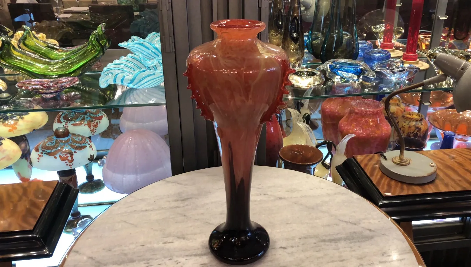 vase ancien signé Schneider avec détails décoratifs