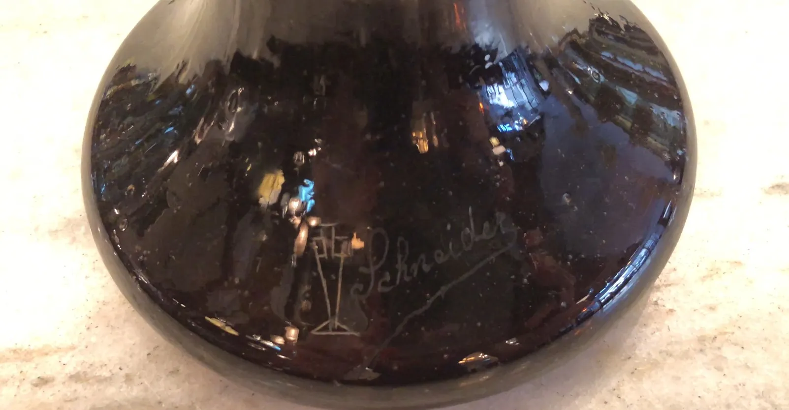 antikes Glas mit Schneider-Unterschrift, französischer Stil, heller Hintergrund