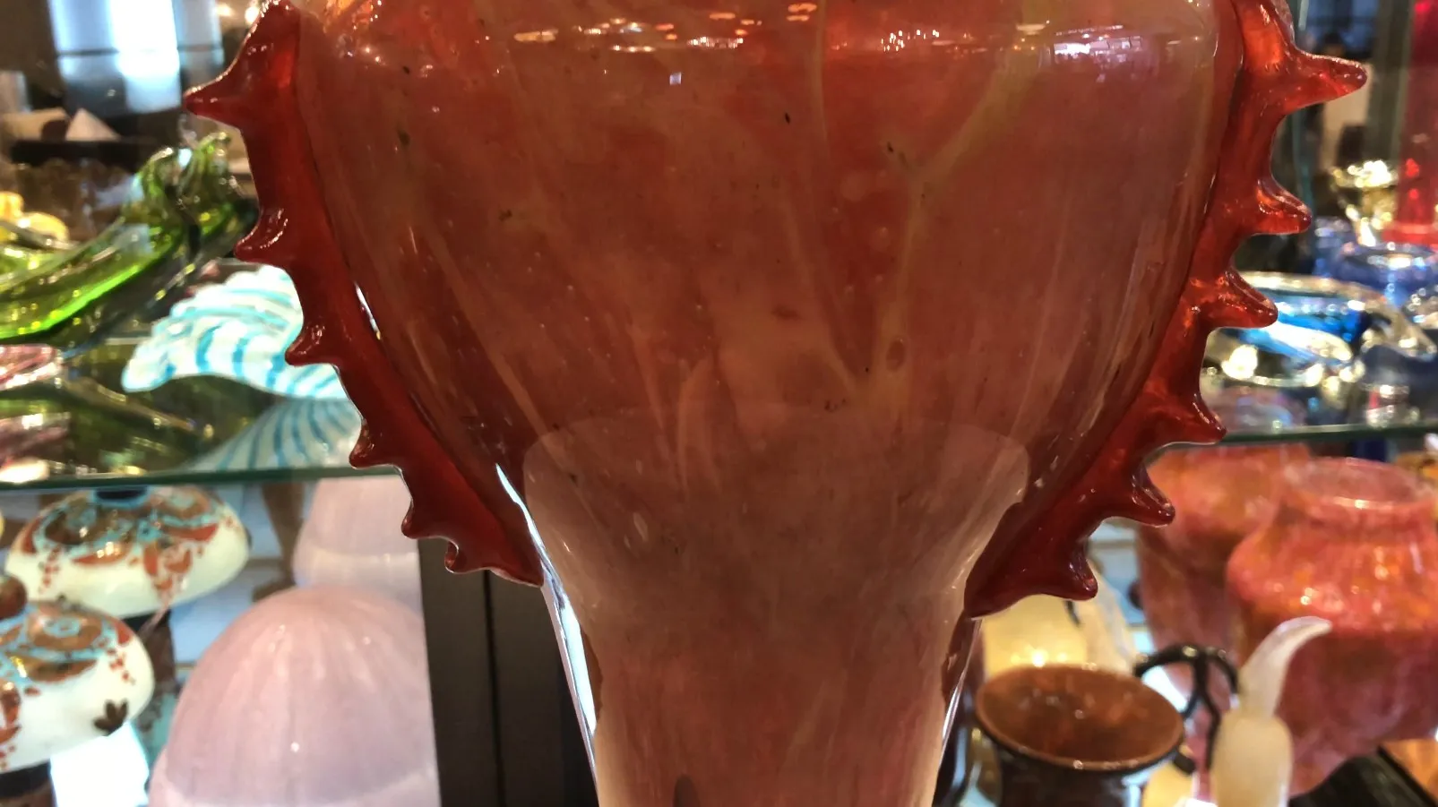 Vaso antico con dettagli decorativi in vetro firmato