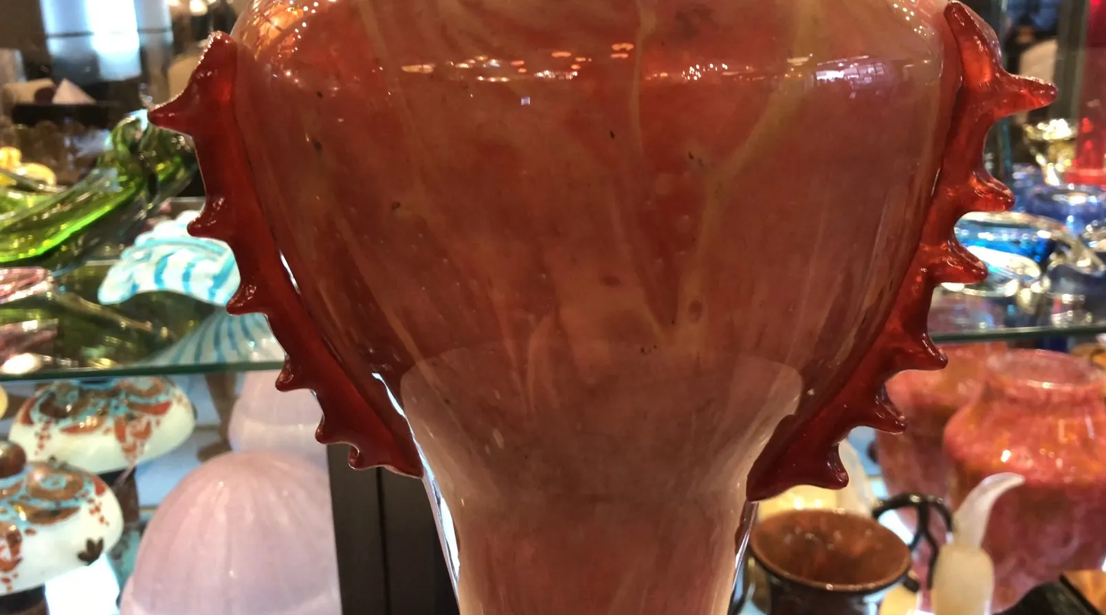 vidro antigo assinado por Schneider com detalhes decorativos em tons quentes