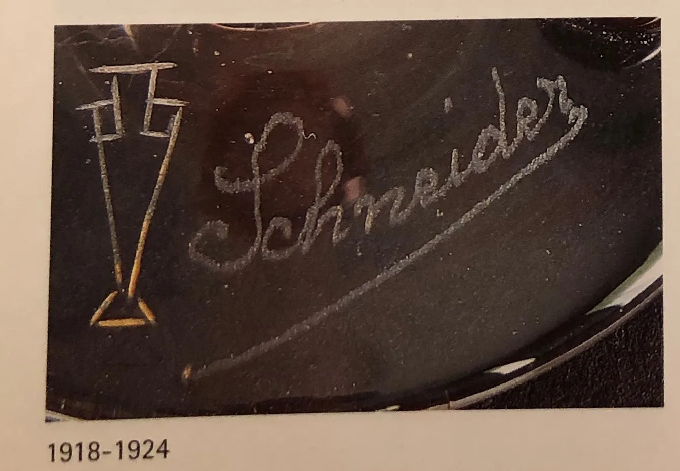 Verre antique signé par Schneider, design élégant.