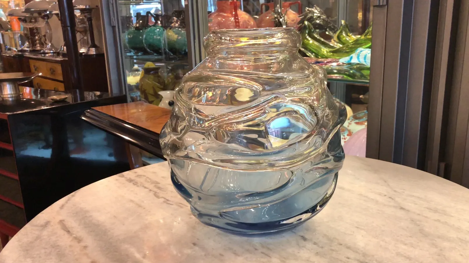 Signiertes Glas von Schneider mit eleganten Details, beleuchteter Hintergrund.