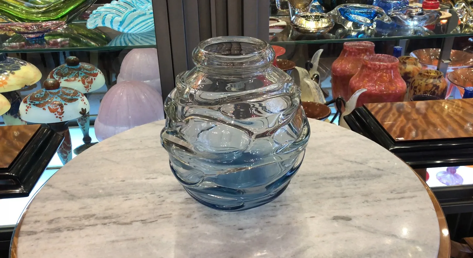 vidrio decorativo con una textura ondulada en azul y transparente, antigüedad francesa