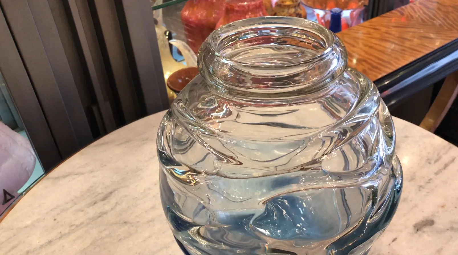 Vidrio firmado Schneider, diseño fluido y elegante, ambiente de antigüedades.