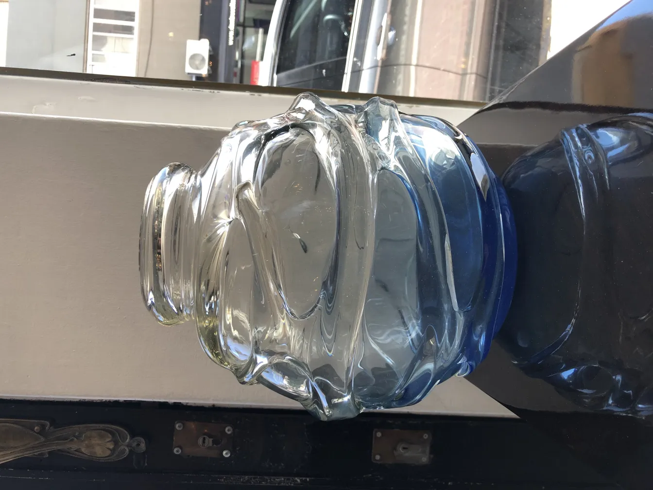 アンティークのシュナイダー署名入りガラスには微細な詳細が含まれています