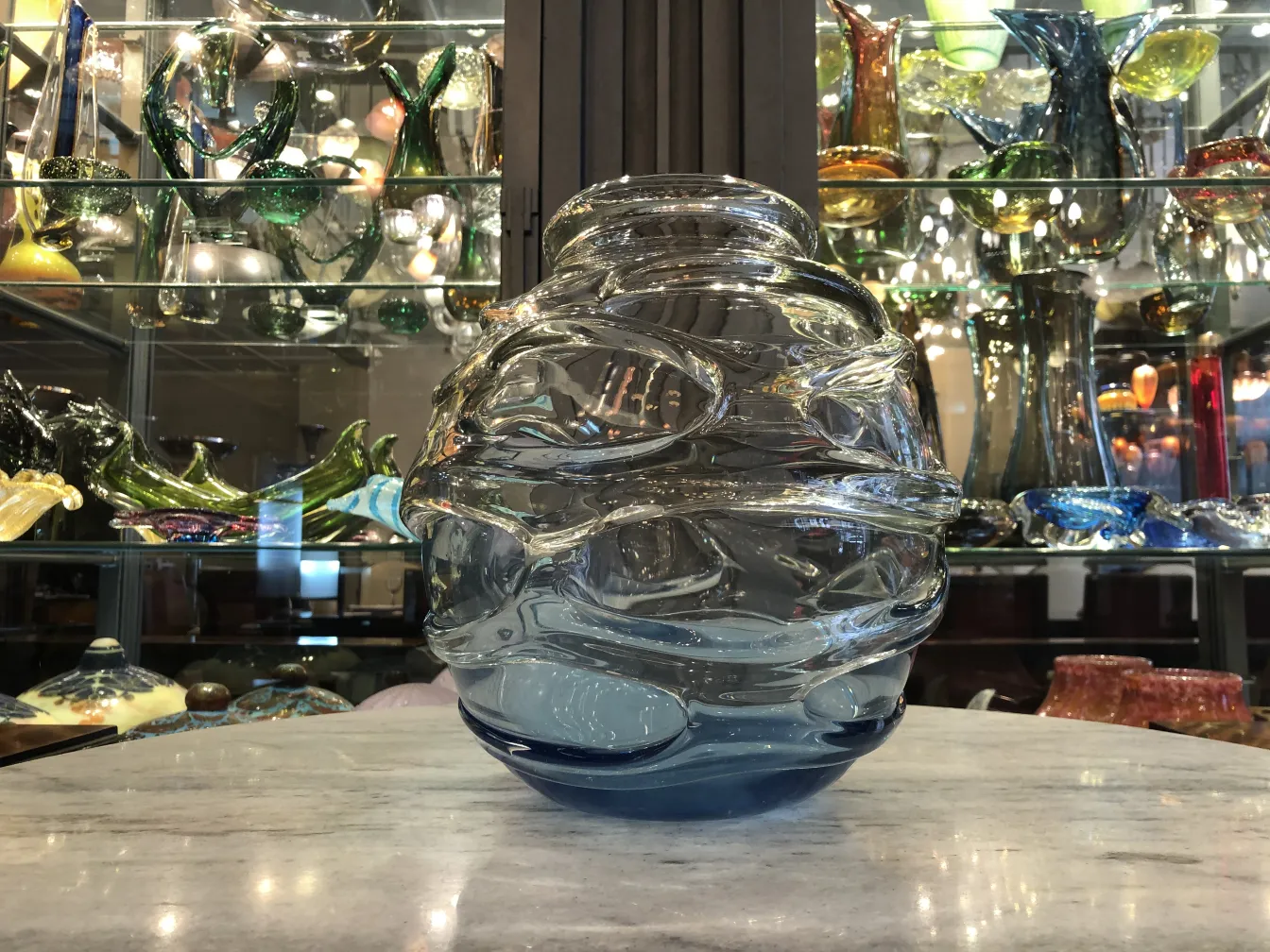 Verre ancien signé avec des motifs uniques et une ambiance vibrante