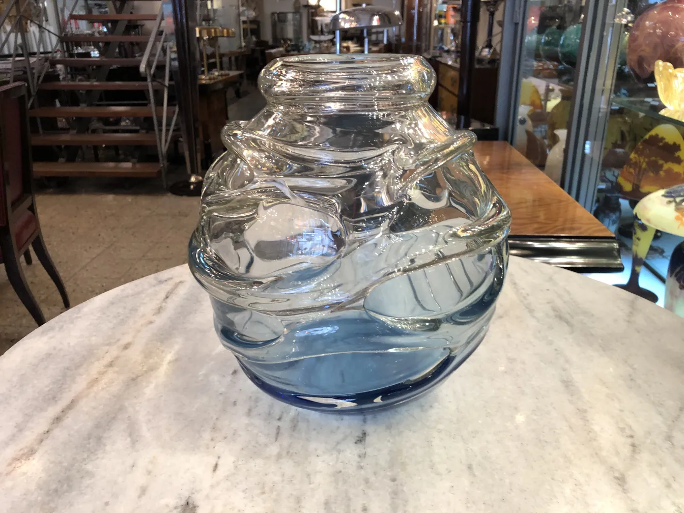 Verre signé Schneider avec design décoratif en bleu